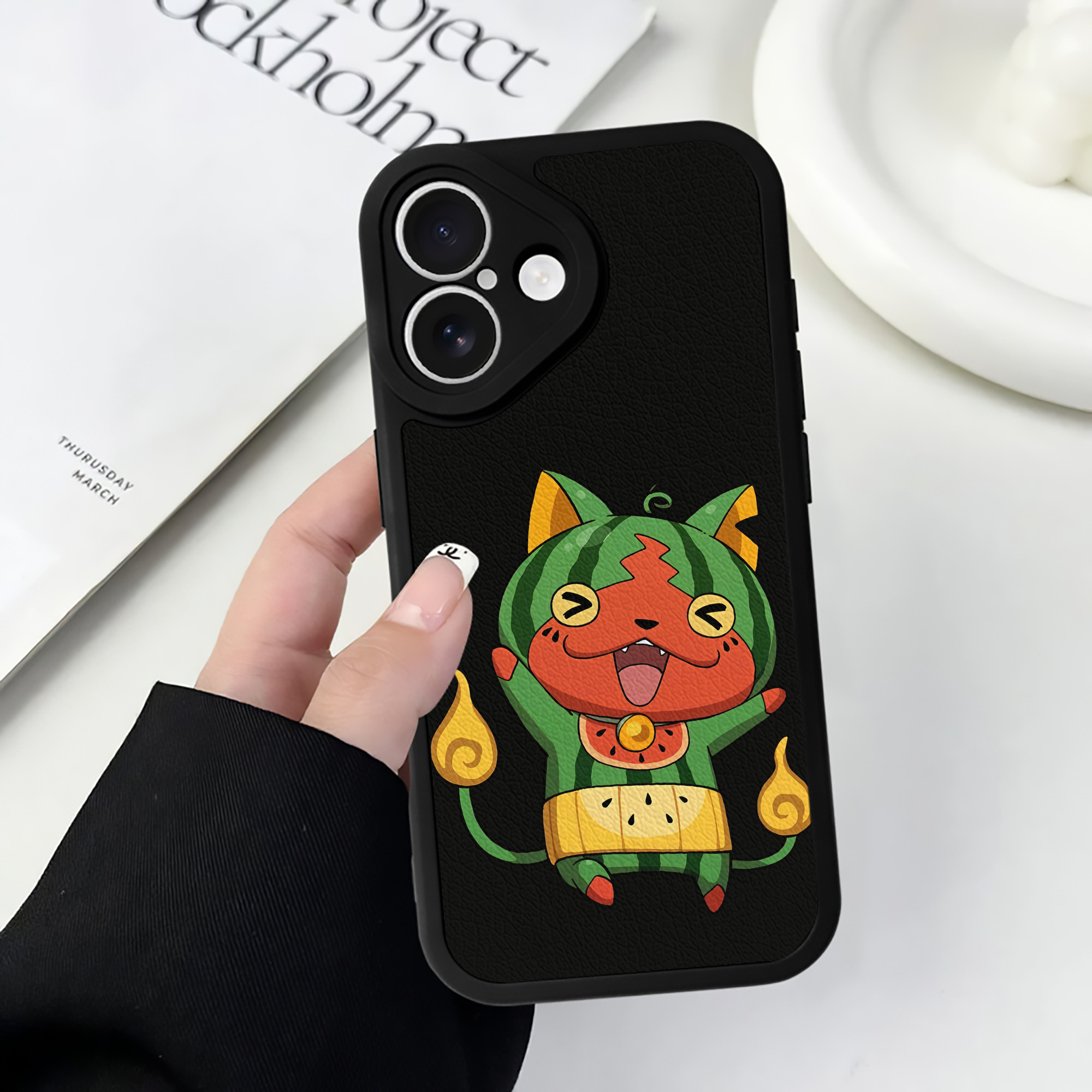 （画像用） 妖怪ウォッチ Yo-kai Watch 【iPhone 16シリーズ対応】シリコンスマホケース（レザー調） 材質：シリコン